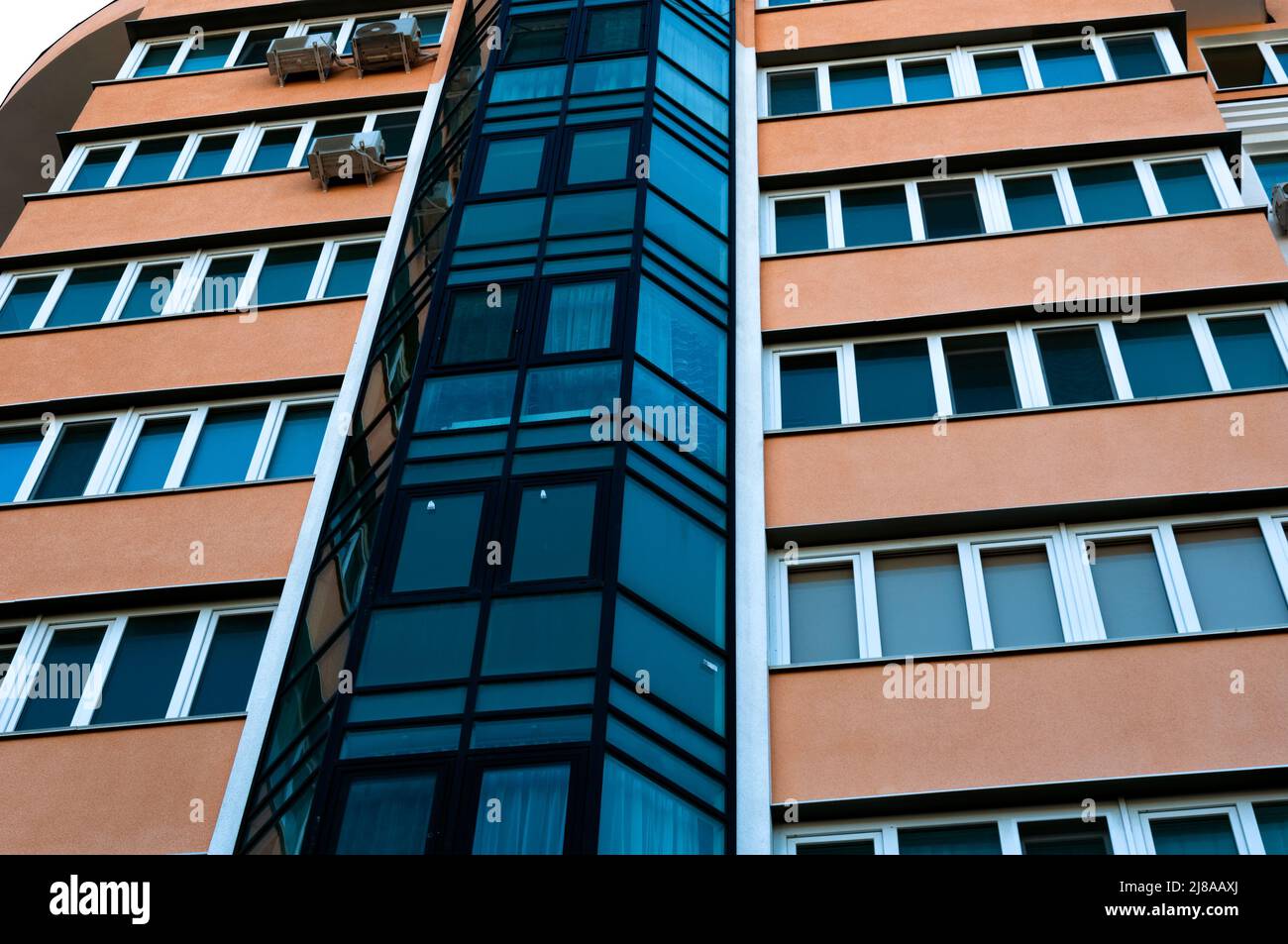 Vista esterna di un moderno edificio residenziale a più piani. Facciata, finestre e balconi. Giorno d'estate. Foto Stock
