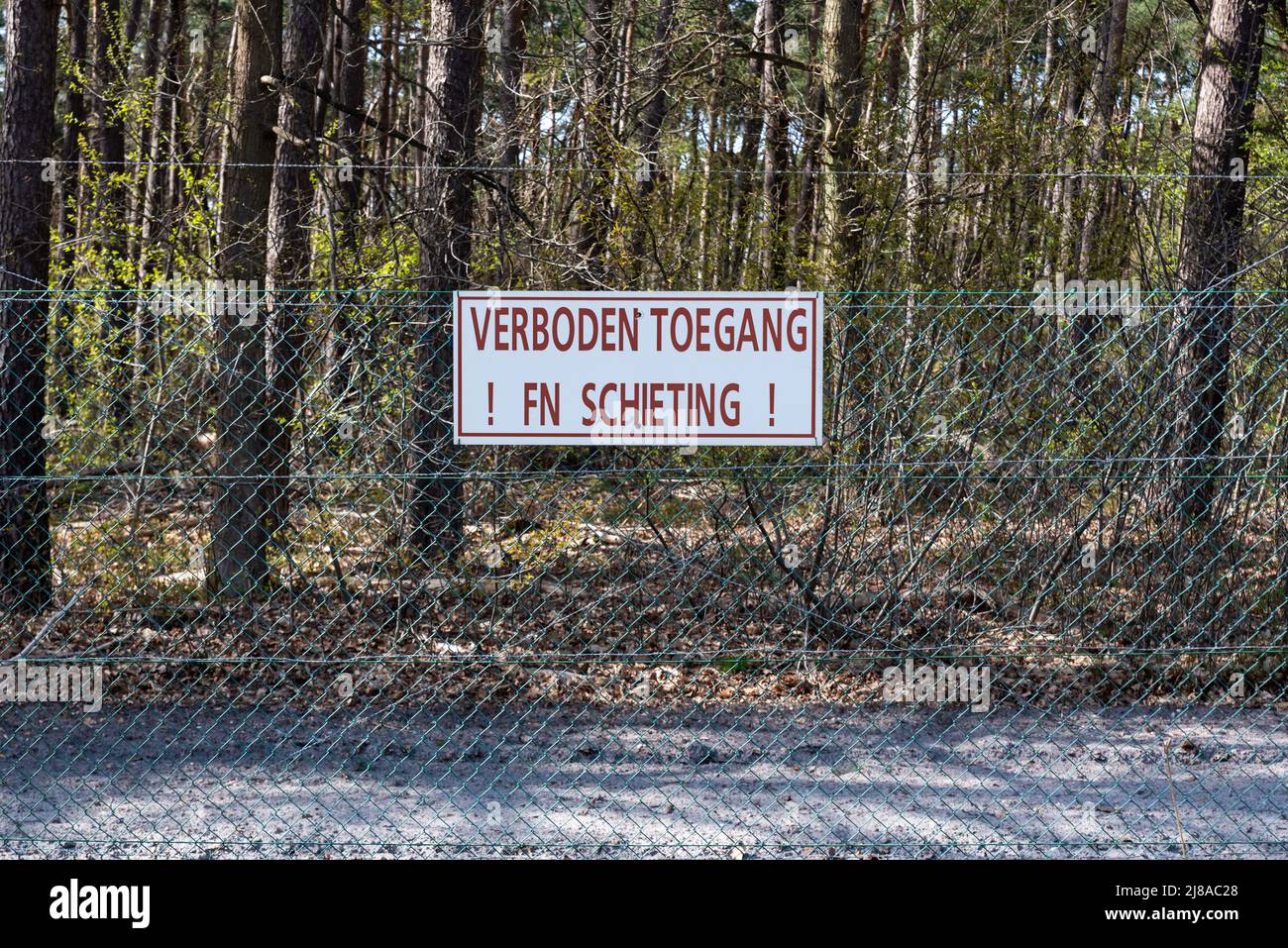 Zutendaal, Limburgo, Belgio - 04 12 2022 - segnali di avvertimento e acces limitazione della fabbrica di armi FN Herstal prove di terreno Foto Stock
