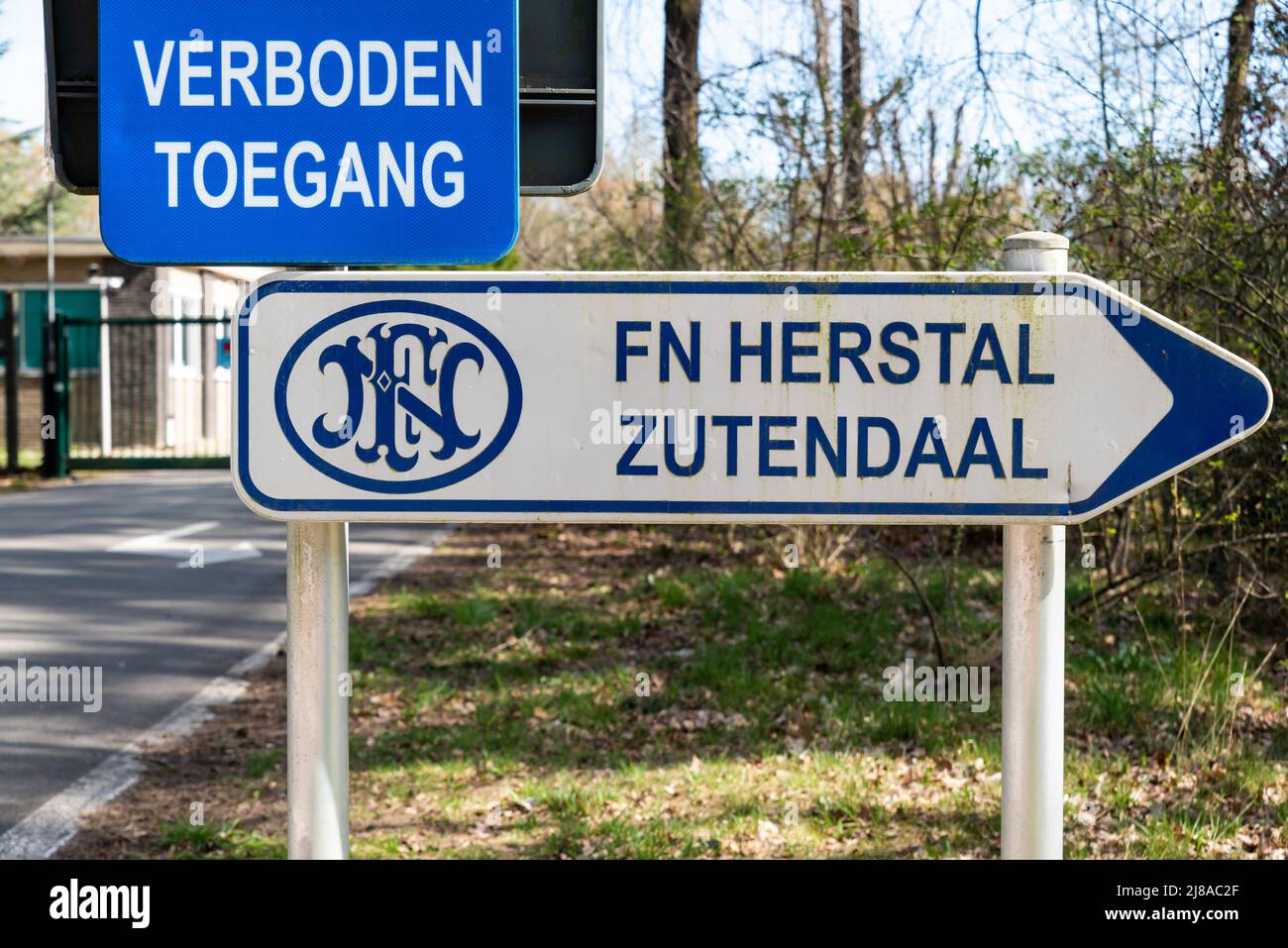 Zutendaal, Limburg, Belgio - 04 12 2022 - segni di avvertimento e acces limitazione alla fabbrica di armi FN Herstal prove di terreno Foto Stock