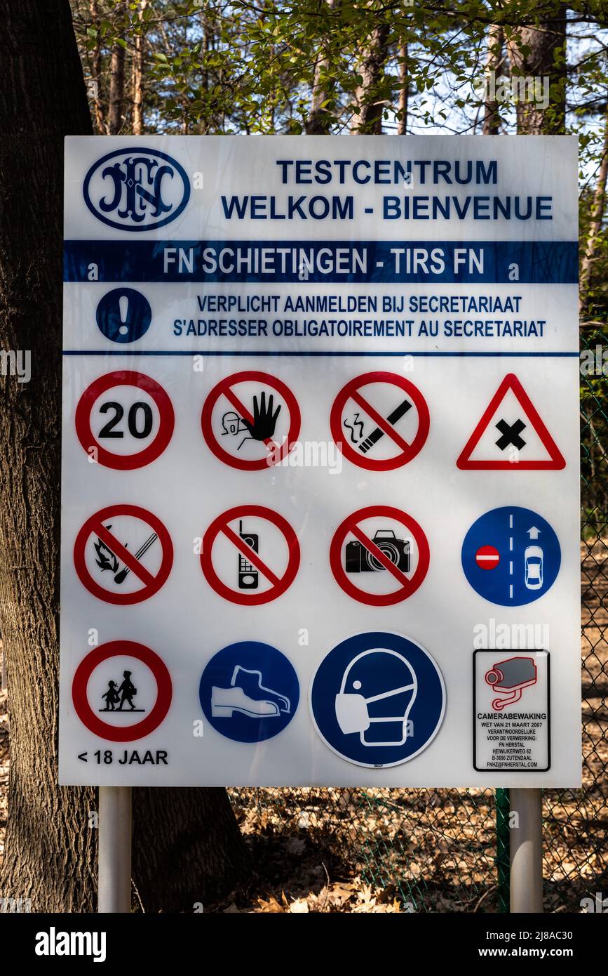 Zutendaal, Limburgo, Belgio - 04 12 2022 - segnali di avvertimento e acces limitazione della fabbrica di armi FN Herstal prove di terreno Foto Stock
