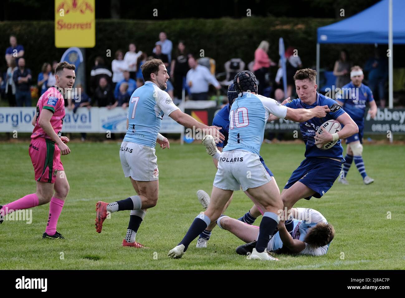 The Starrett JedForest Sevens, la partita 119th del torneo, Final - Jedforest vs Edinburgh Accies. Giocatore del Torneo, JedForest RFC, Lewis Walker, con la palla, sente la forza della difesa Accies in una finale emozionante Jedforest 28 - Edin Accies 5 Jedforest vincere il torneo e sollevare i re della serie 7s trofeo. (Image Credit: Rob Grey/Alamy Live News Foto Stock