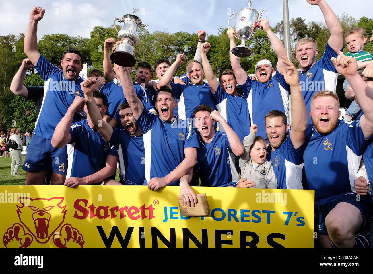 The Starrett JedForest Sevens, la partita 119th del torneo, Final - Jedforest vs Edinburgh Accies. Foto di Celebration della squadra Jedforest 28 - Edin Accies 5, Jedforest vince il torneo così come ha alzato il re del trofeo della serie 7s. (Image Credit: Rob Grey/Alamy Live News) Foto Stock