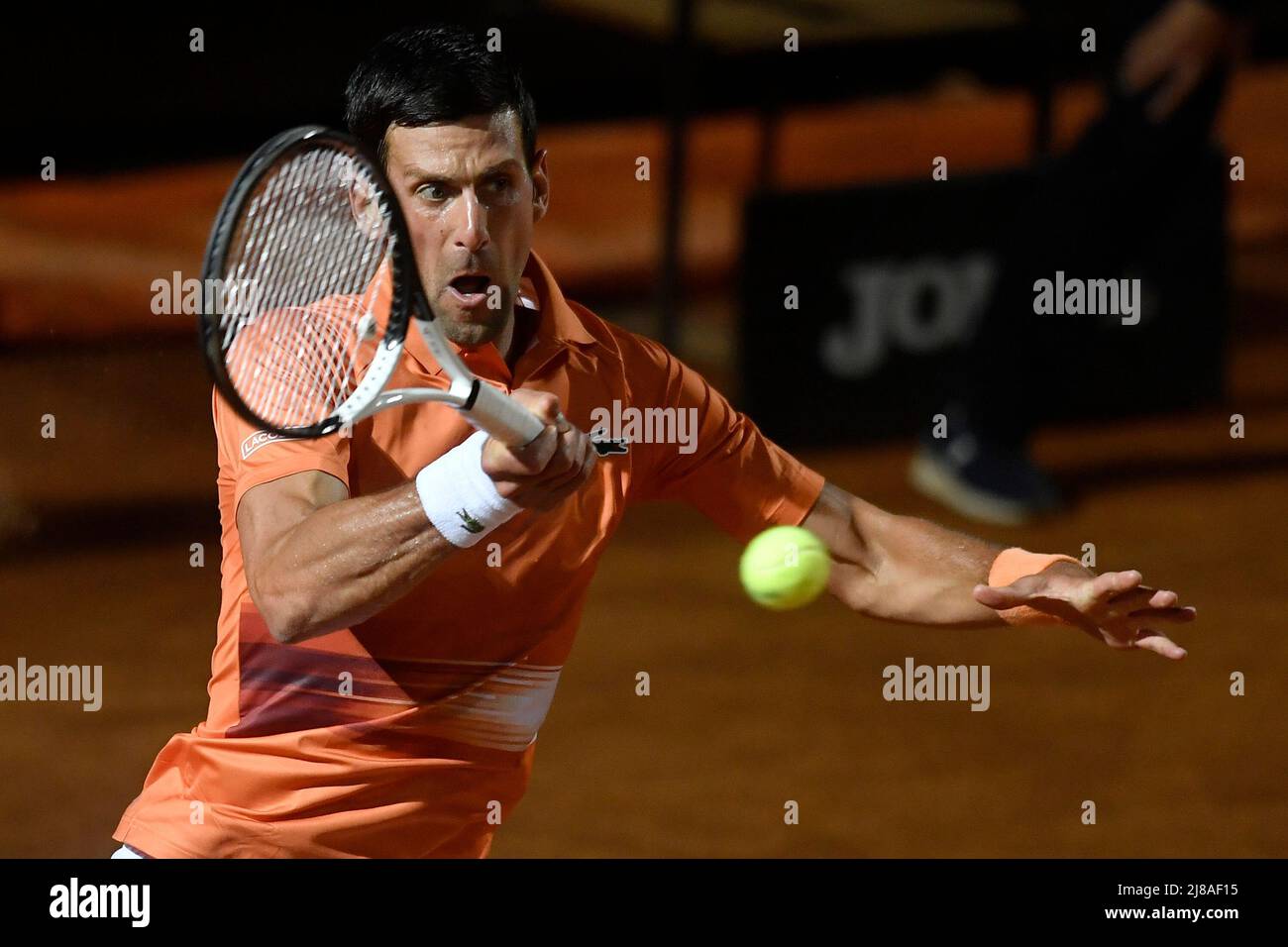 Roma, Italia. 14th maggio 2022. Novak Djokovic di Serbia torna a Casper Ruud di Norvegia durante la semifinale al torneo di tennis Internazionali BNL D'Italia a Foro Italico di Roma il 14th maggio 2022. Foto Antonietta Baldassarre/Insidefoto Credit: Ininsidefoto srl/Alamy Live News Foto Stock