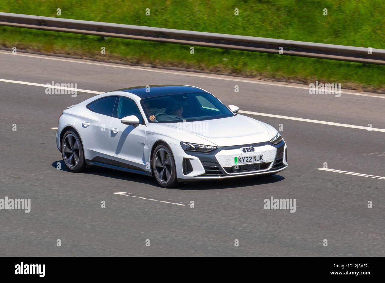 2022 Audi e-Tron GT QUATTRO BASE 530 berlina bianca elettrica; guida sull'autostrada M61, Regno Unito Foto Stock