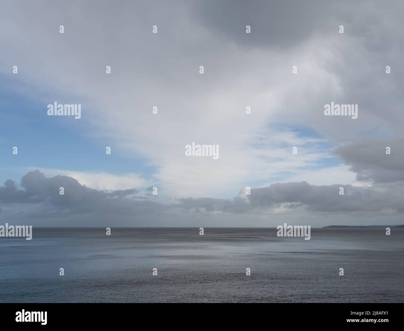 Tempo variabile. Mare e orizzonte con cielo interessante e suggestivo. Foto Stock