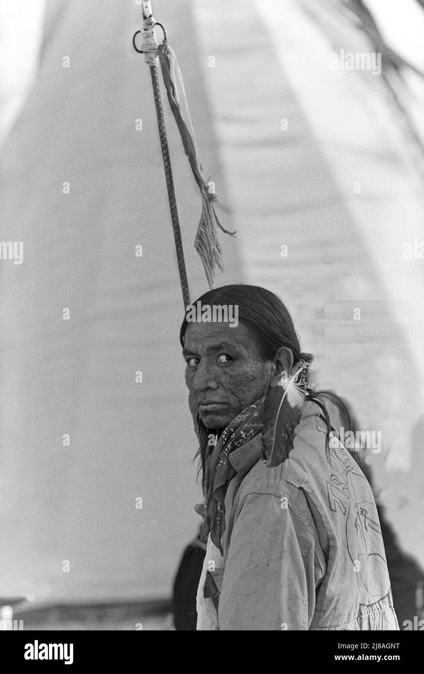 Washington, D.C. (07 Nov 1972: Movimento di base il movimento indiano americano (AIM) è arrivato il giorno delle elezioni il giorno delle elezioni che pensa che avrebbero ottenuto la pubblicità. Definendola la "strada dei trattati infranti", gli americani nativi di tutte le età, provenienti da riserve in tutto il paese, sono arrivati a presentare richieste. Il disordine con il ricevimento li ha condotti a prendere il controllo e ad occupare i quartier generali di Bueeau of Indian Affairs vicino al Centro commerciale Independence. Temendo la presa armata fecero finestre con nastro, armi con forbici, o scudi dai sedili della sedia. Tutto è accaduto 50 anni fa. Hanno negoziato, hanno camminato fuori e sono stati bused Foto Stock