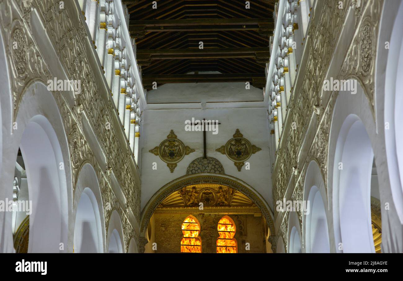 Spagna, Castiglia-la Mancha, Toledo. Sinagoga di Santa Maria la Blanca. Nel 1180 la comunità ebraica di Toledo finanziò la costruzione della chiesa in stile Mudejar, opera realizzata da costruttori musulmani. Vista della navata centrale. Foto Stock