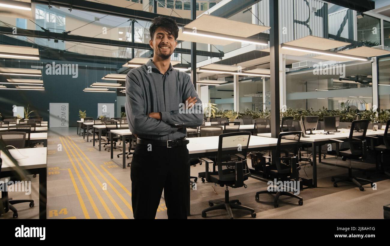 Indiano maschio capo ufficio generale lavoratore professionale uomo d'affari arabo in carica con le braccia incrociate sicuro forte posizione di progetto Foto Stock