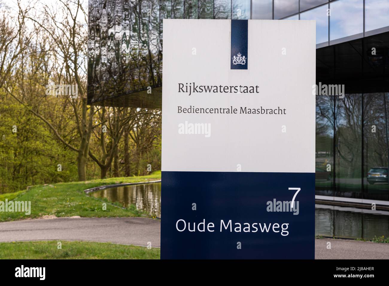 Maasbracht, Limburg, Paesi Bassi - 04 20 2022 - segnale del centro di controllo delle vie d'acqua e del canale di schiusa Foto Stock