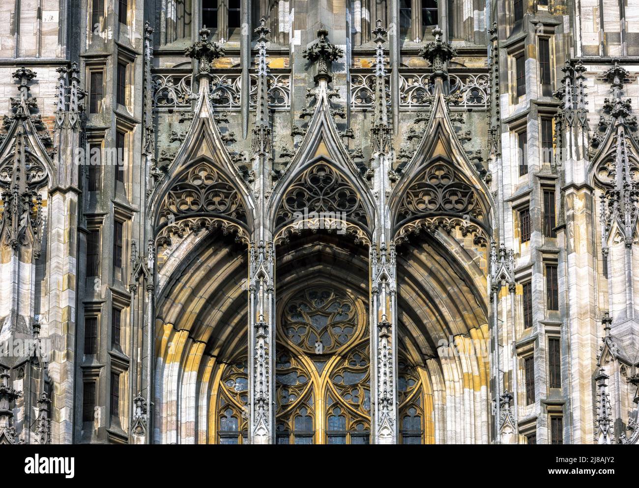 Primo piano della cattedrale di Ulm, Germania, Europa. E' il punto di riferimento principale della citta' di Ulm. Vista frontale della facciata ornata della vecchia chiesa, gotico rilievo modello medievale Foto Stock