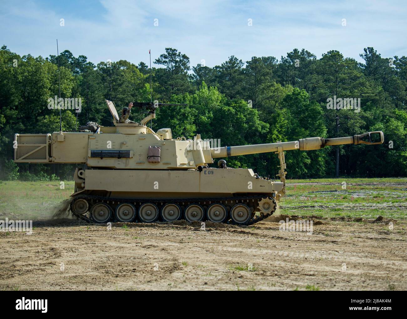 Soldati della Guardia Nazionale dell'Esercito degli Stati Uniti con il Battaglione di artiglieria da campo 1-178th, conducono manovre di fuoco dal vivo con un howitzer semovente M109A6 Paladin a Fort Stewart, 30 aprile 2022 a Mosul, Fort Stewart, Georgia. Foto Stock