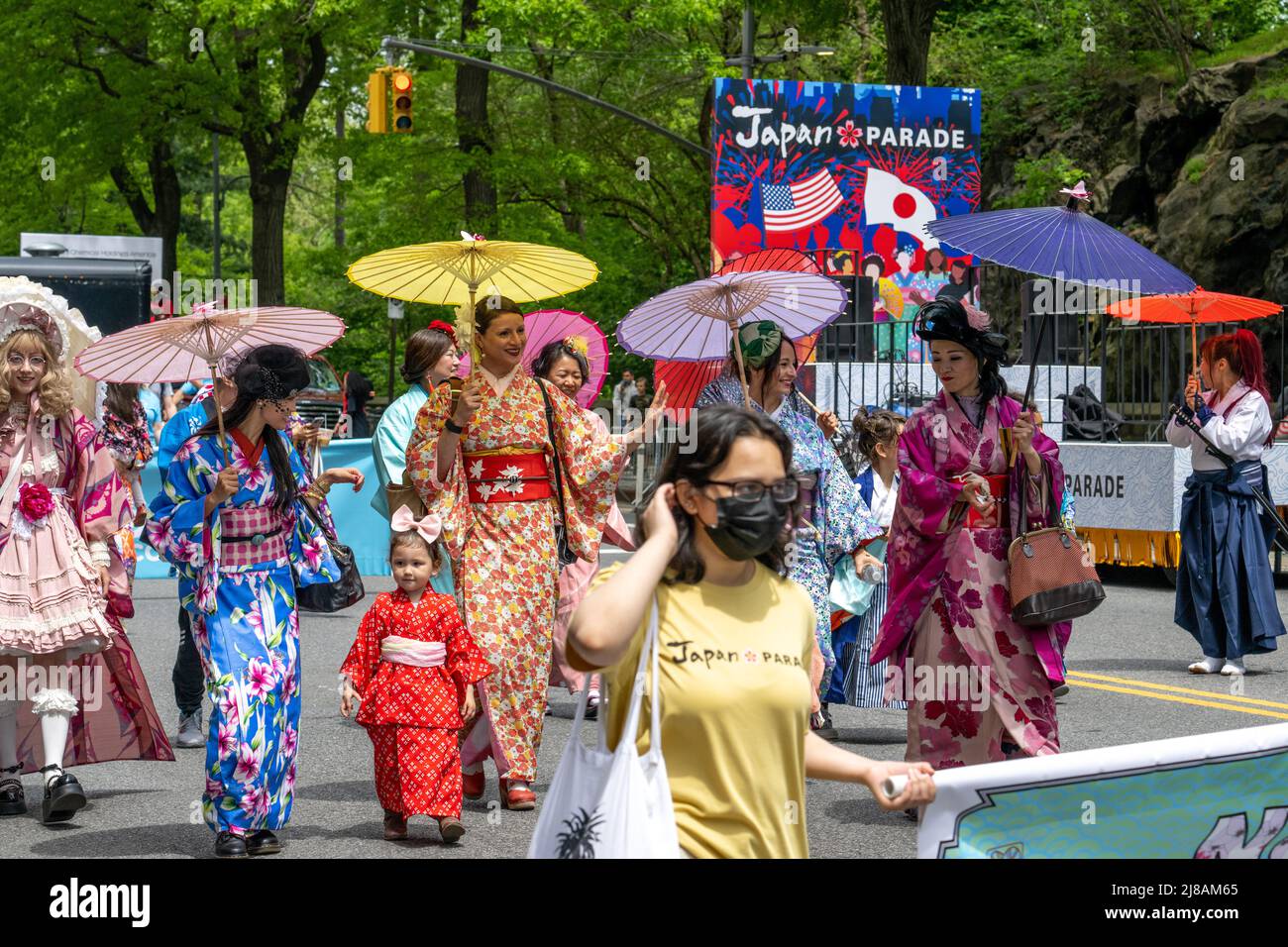 New York, Stati Uniti. 14th maggio 2022. Le famiglie indossano abiti tradizionali giapponesi mentre partecipano alla prima Japan Day Parade di New York. Credit: Enrique Shore/Alamy Live News Foto Stock