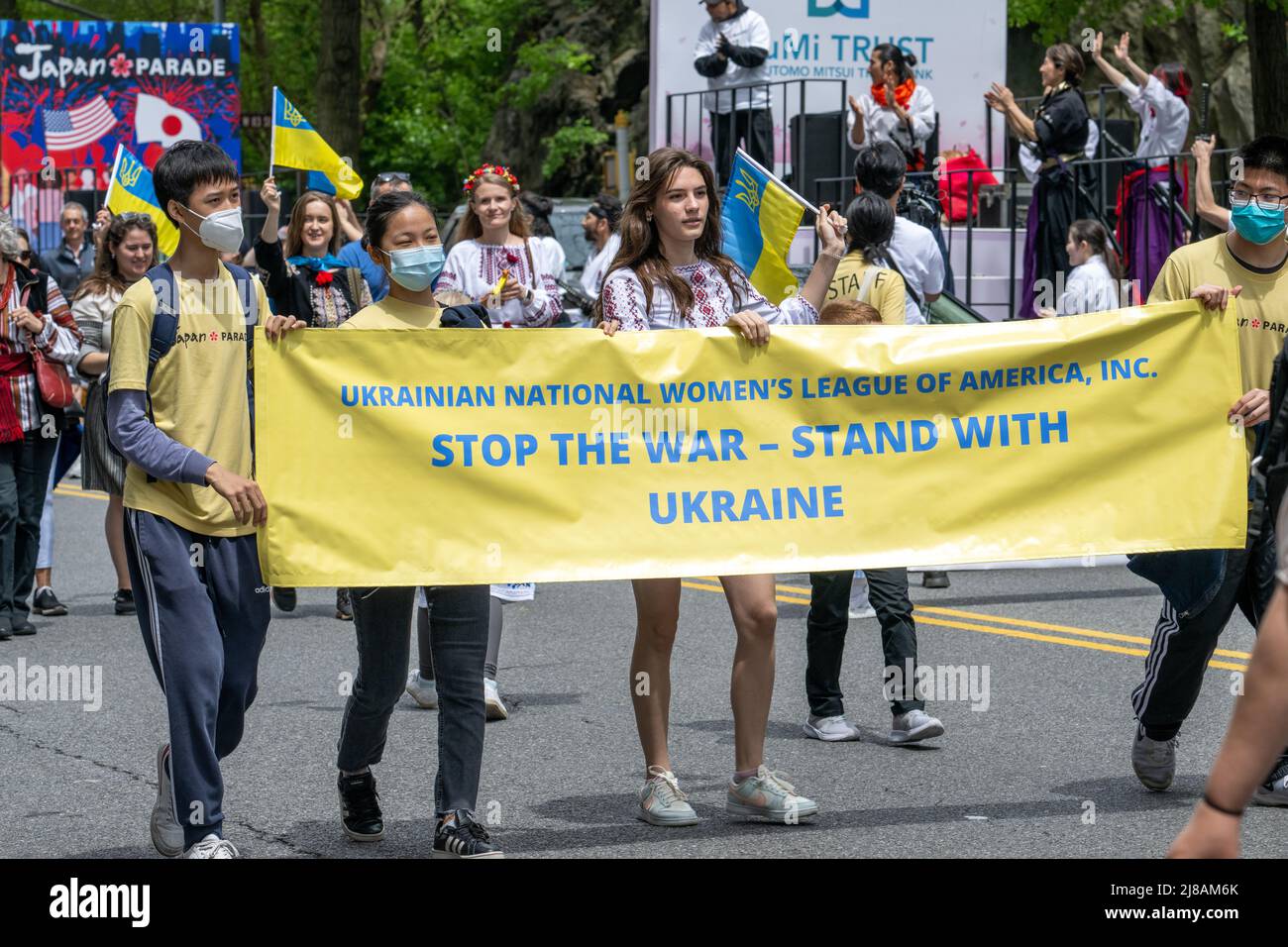 New York, Stati Uniti. 14th maggio 2022. I partecipanti alla prima sfilata del Giappone di New York City hanno una bandiera solidale con l'Ucraina. Credit: Enrique Shore/Alamy Live News Foto Stock