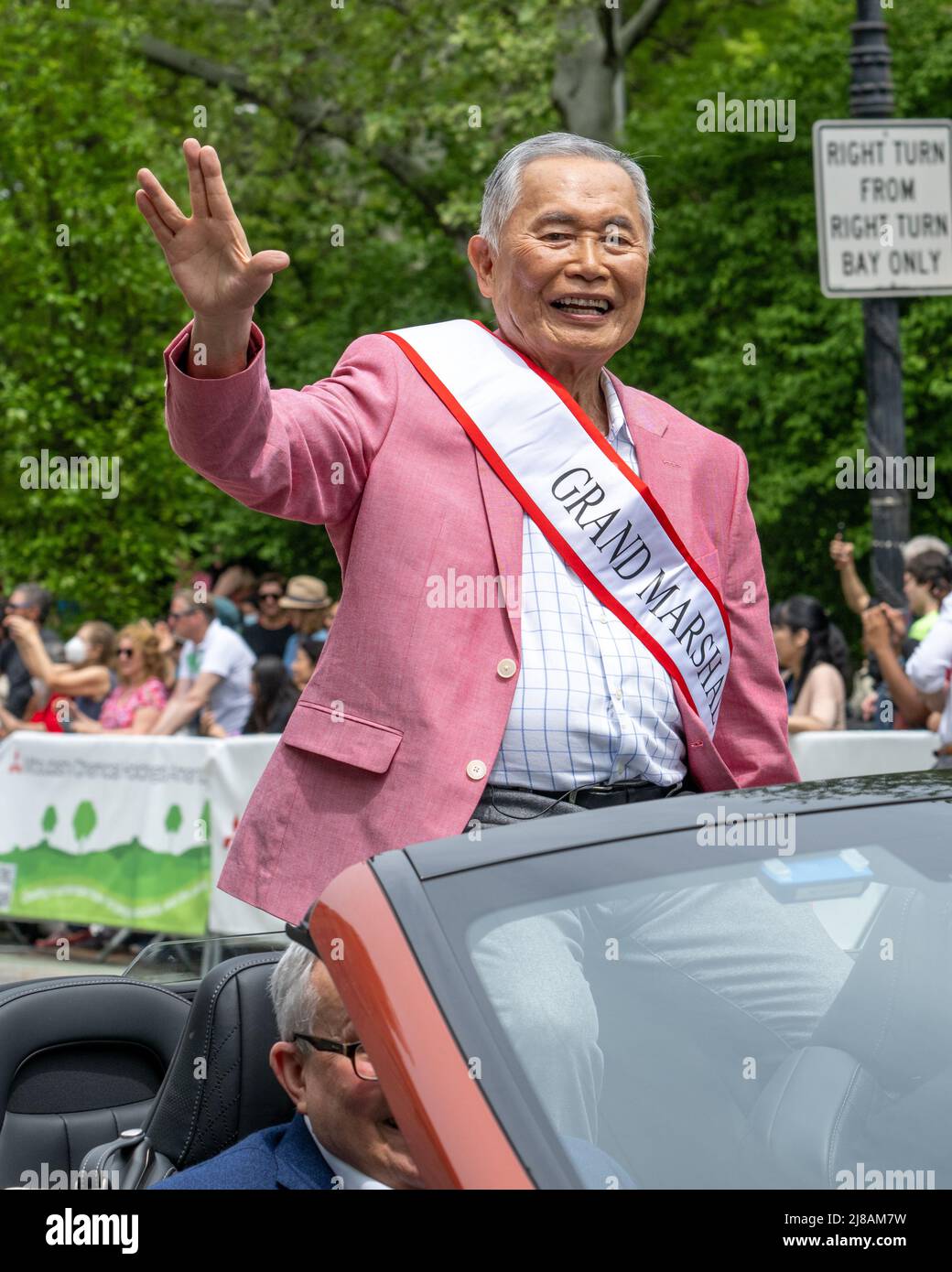 New York, Stati Uniti. 14th maggio 2022. Attore, attivista della giustizia sociale e Grand Marshall George Takei inaugurale augura a tutti "Live Long and Prosper" partecipando alla prima Parata del Giappone di New York. Credit: Enrique Shore/Alamy Live News Foto Stock