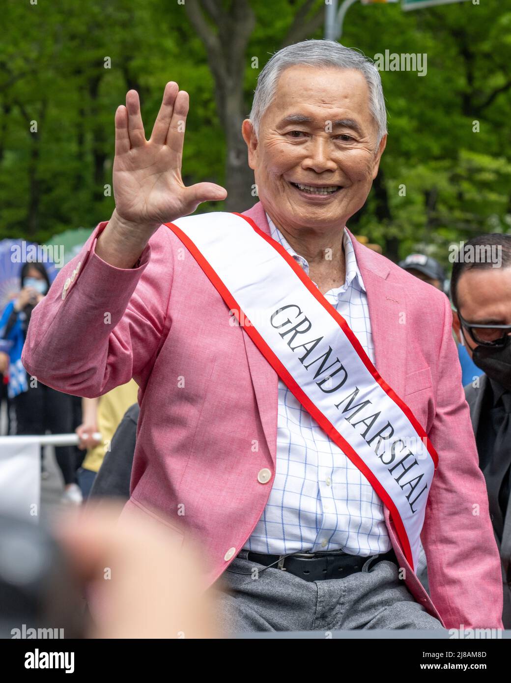 New York, Stati Uniti. 14th maggio 2022. Attore, attivista della giustizia sociale e Grand Marshall George Takei inaugurale augura a tutti "Live Long and Prosper" prima di partecipare alla prima Parata Japan Day di New York. Credit: Enrique Shore/Alamy Live News Foto Stock