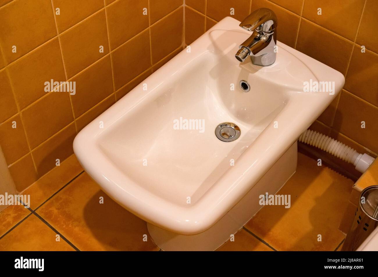 La vista ravvicinata del bidet nel bagno della camera d'albergo Foto stock  - Alamy