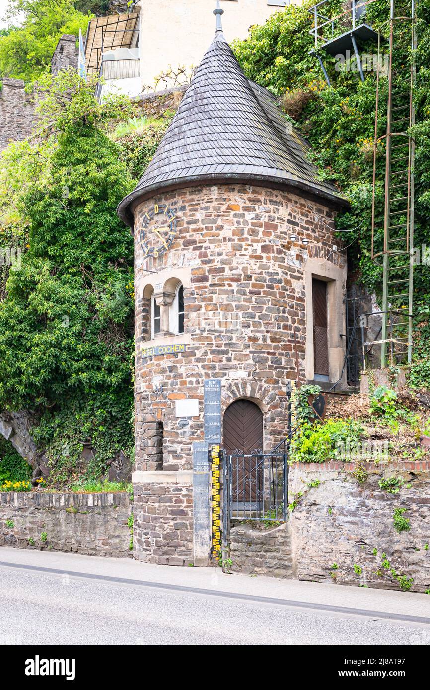 Edificio con torre su cui sono indicati i più alti livelli d'acqua del fiume Mosella. Foto Stock