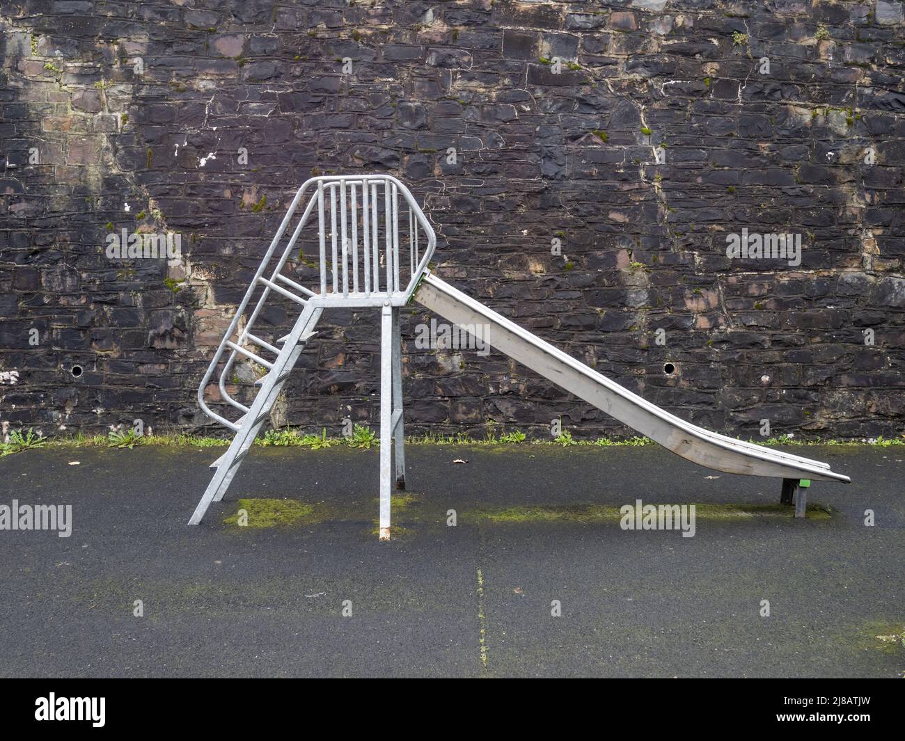Scivolo vecchio stile per bambini, metallo. Area giochi all'aperto. Nessuna gente. Foto Stock