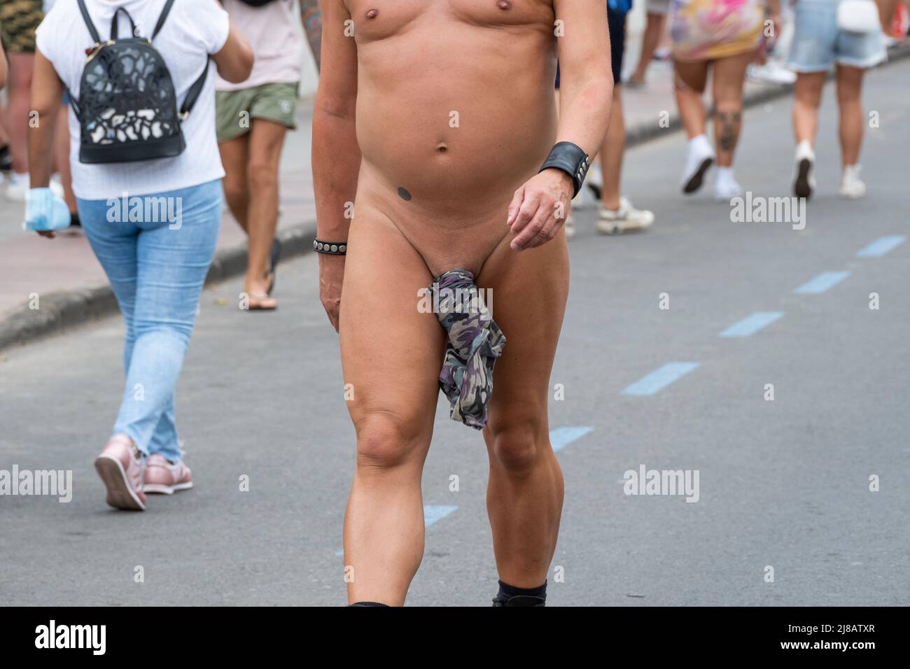 Uomo che indossa pochissimo alla sfilata gay Pride a Maspalomas, Gran Canaria, Isole Canarie, Spagna, Foto Stock