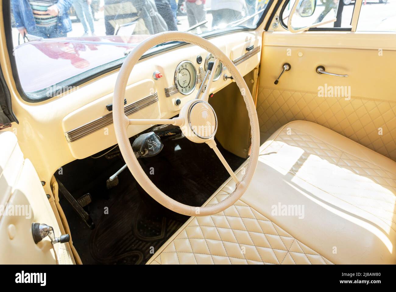 Samara, Russia - 8 maggio 2022: Interior design dell'auto classica sovietica d'epoca Moskvich-401 Foto Stock