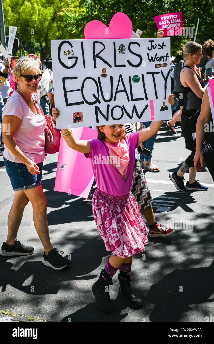 Foto di una giovane ragazza che tiene un segno di protesta durante il Roe divieti fuori i nostri corpi marcia e Rally organizzato da Planned Parenthood. Foto Stock