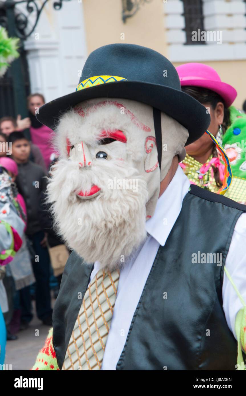 Lima, Perù; 09092012: Primo piano di un uomo che indossa una maschera divertente e un cappello nero. Gruppo danzante in strada indossando abiti e maschere tradizionali. Foto Stock