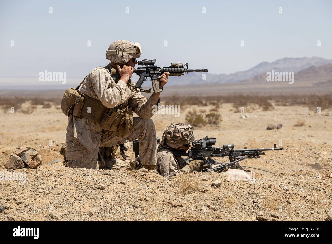 U.S. Marine Sgt. Taylor Carr, un tecnico del supporto dell'acqua con Marine Wing Support Squadron 273, Marine Aircraft Group 29, 2nd Marine Aircraft Wing, esegue la scansione degli obiettivi durante un evento di addestramento per la difesa FARP (Forward Arming and Refeling Point) al Marine Corps Air Ground Combat Center Twentynine Palms, California, 26 aprile 2022. Un FARP svolge una funzione logistica critica che garantisce un rapido accesso alle armi e al carburante. (STATI UNITI Foto del corpo marino di Lance CPL. Joshua Sechser) Foto Stock