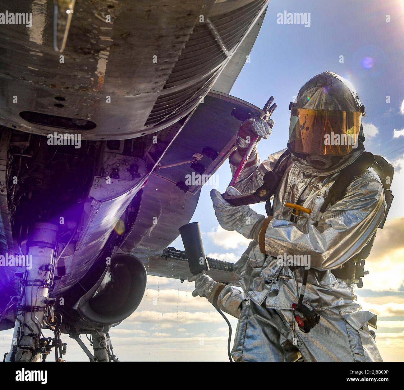 220512-N-MJ302-1297 OCEANO PACIFICO (12 maggio 2022) i marinai partecipano ad un trapano antincendio sul ponte di volo della portaerei USS Nimitz (CVN 68). Nimitz è in corso per il problema della disponibilità di formazione/valutazione finale della nave su misura (TSTA/FEP). TSTA/FEP è un'evoluzione di formazione multifase progettata per dare all'equipaggio una solida base di competenza operativa a livello di unità e per migliorare la capacità della nave di autoaddestrarsi. Nimitz sta conducendo operazioni in mare. (STATI UNITI Foto Navy di Mass Communication Specialist 3rd Classe David Rowe) Foto Stock