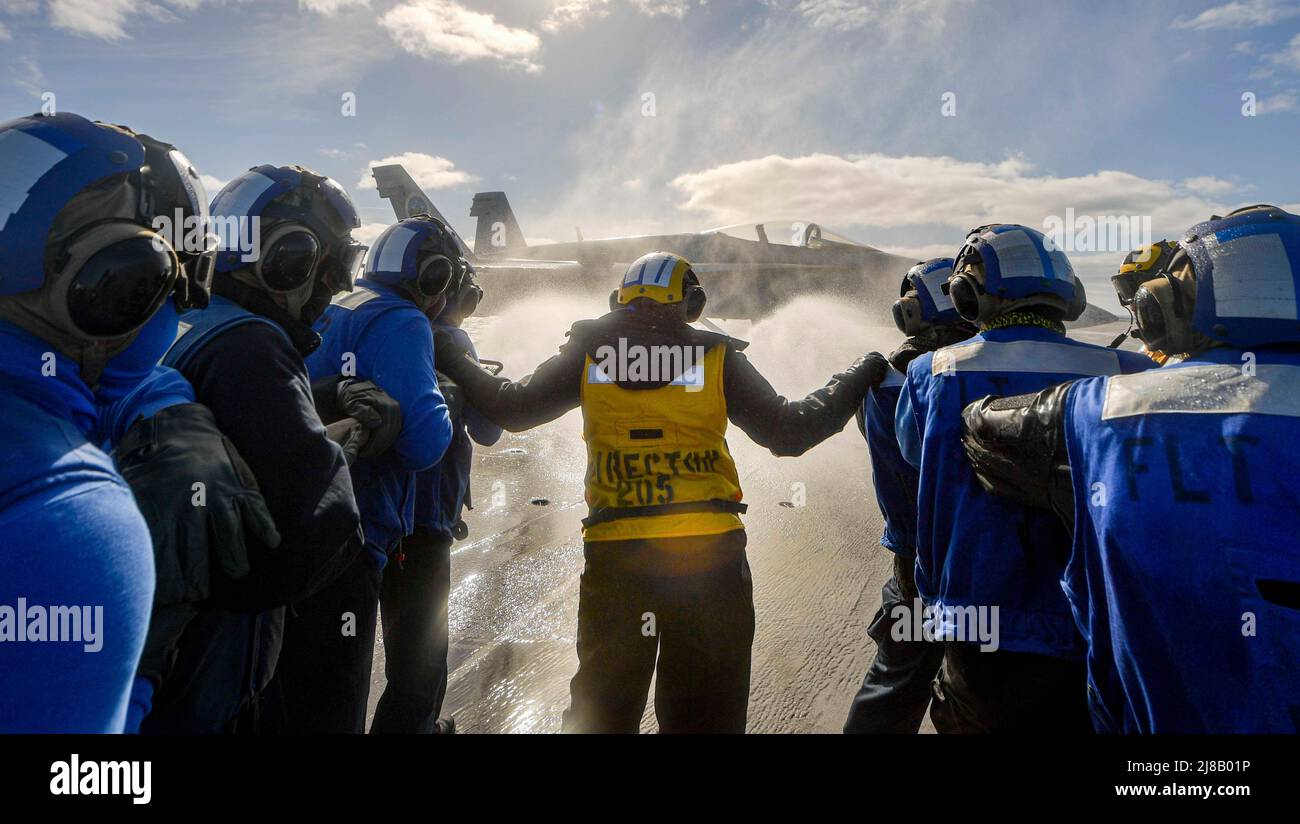 220512-N-MJ302-1188 OCEANO PACIFICO (12 maggio 2022) i marinai partecipano ad un trapano antincendio sul ponte di volo della portaerei USS Nimitz (CVN 68). Nimitz è in corso per il problema della disponibilità di formazione/valutazione finale della nave su misura (TSTA/FEP). TSTA/FEP è un'evoluzione di formazione multifase progettata per dare all'equipaggio una solida base di competenza operativa a livello di unità e per migliorare la capacità della nave di autoaddestrarsi. Nimitz sta conducendo operazioni in mare. (STATI UNITI Foto Navy di Mass Communication Specialist 3rd Classe David Rowe) Foto Stock