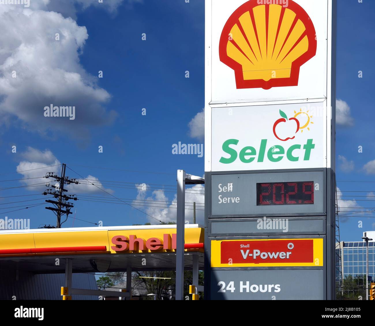 Ottawa, Canada - 14 maggio 2022: Il prezzo del gas è aumentato di oltre 2,00 per la prima volta nella maggior parte dei comuni dell'Ontario, come visto alla stazione Shell su Carling Avenue. Il prezzo dovrebbe aumentare ancora di più a causa della guerra in Ucraina. Foto Stock
