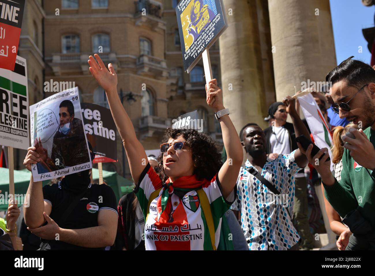 I manifestanti si sono riuniti in una protesta di solidarietà di fronte alla sede centrale della BBC a Londra, e si sono recati a Whitehall per commemorare il Nakba Day, e per condannare l'uccisione del giornalista al Jazeera, Shireen Abu Akleh in Cisgiordania. Foto Stock