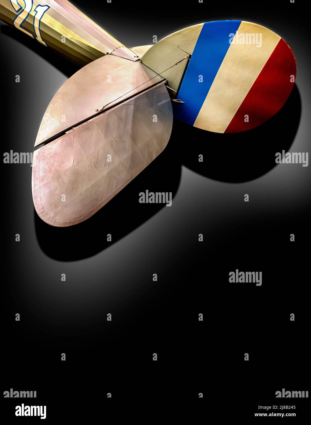 Un dettaglio della sezione di coda di un aereo da caccia francese Nieuport N .24 WW-1 che viene abbattito su sfondo nero Foto Stock