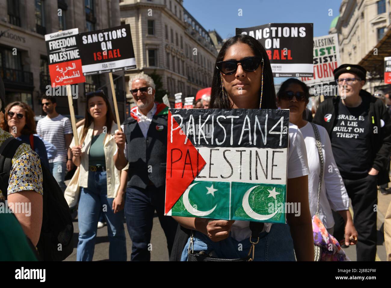 I manifestanti si sono riuniti in una protesta di solidarietà di fronte alla sede centrale della BBC a Londra, e si sono recati a Whitehall per commemorare il Nakba Day, e per condannare l'uccisione del giornalista al Jazeera, Shireen Abu Akleh in Cisgiordania. Foto Stock
