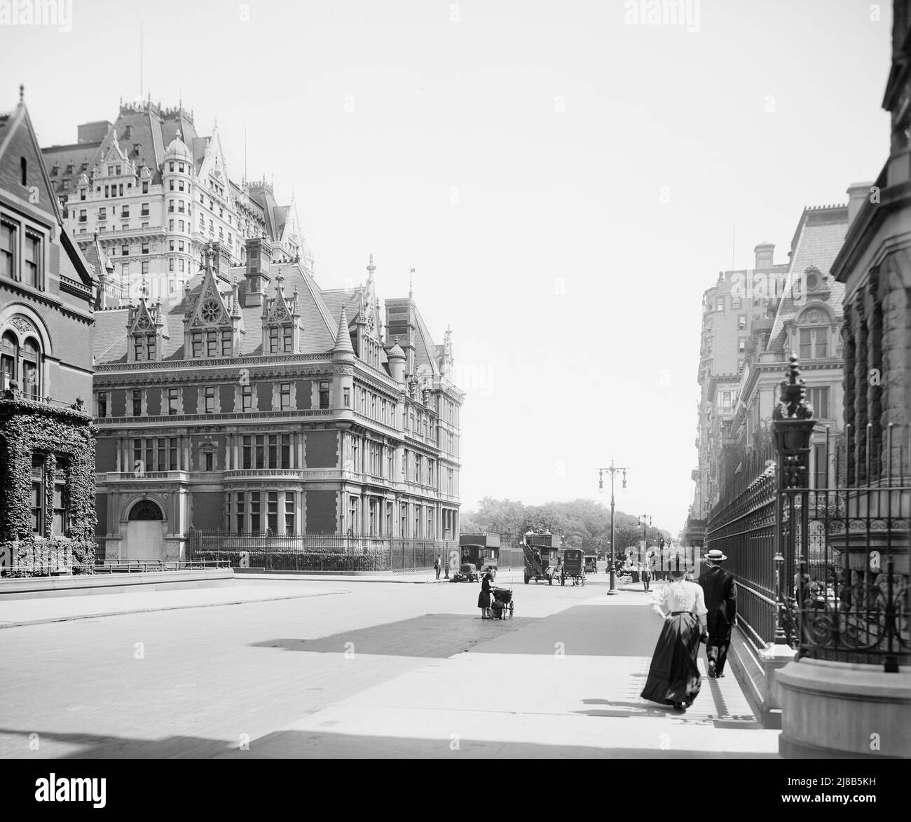 Scena di Fifth Avenue Street guardando a nord con Cornelius Vanderbilt Mansion sulla sinistra e Plaza Hotel sullo sfondo a sinistra, New York City, New York, USA, Detroit Publishing Company, 1910 Foto Stock