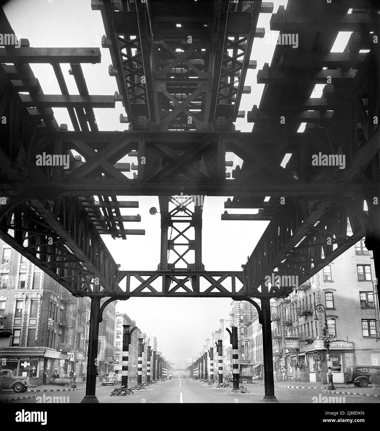 First Avenue Street Scene guardando a sud da East 13th Street mostrando la demolizione di Elevated Railway, New York City, New York, USA, Marjory Collins, U.S. Office of War Information/U.S. Farm Security Administration, settembre 1942 Foto Stock