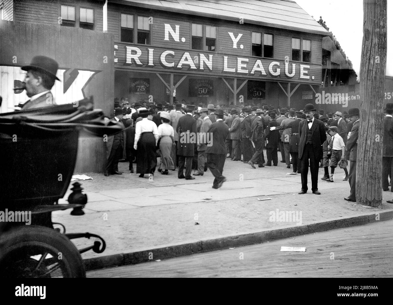 Spettatori all'ingresso dell'Hilltop Park, noto anche come American League Park, sede della squadra di baseball dei New York Highlanders, New York City, New York, USA, Bain News Service, 1912 Foto Stock