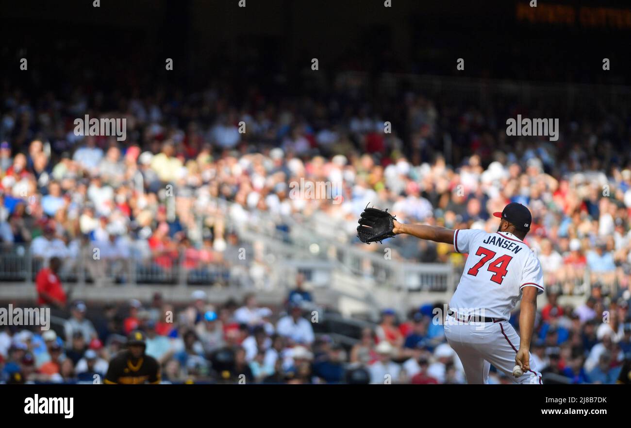 Atlanta, Georgia, Stati Uniti. 14th maggio 2022. Il lanciatore di Atlanta Braves Kenley Jansen consegna un campo durante l'ottavo inning di una partita MLB contro i San Diego Padres al Truist Park di Atlanta, GA. Austin McAfee/CSM/Alamy Live News Foto Stock