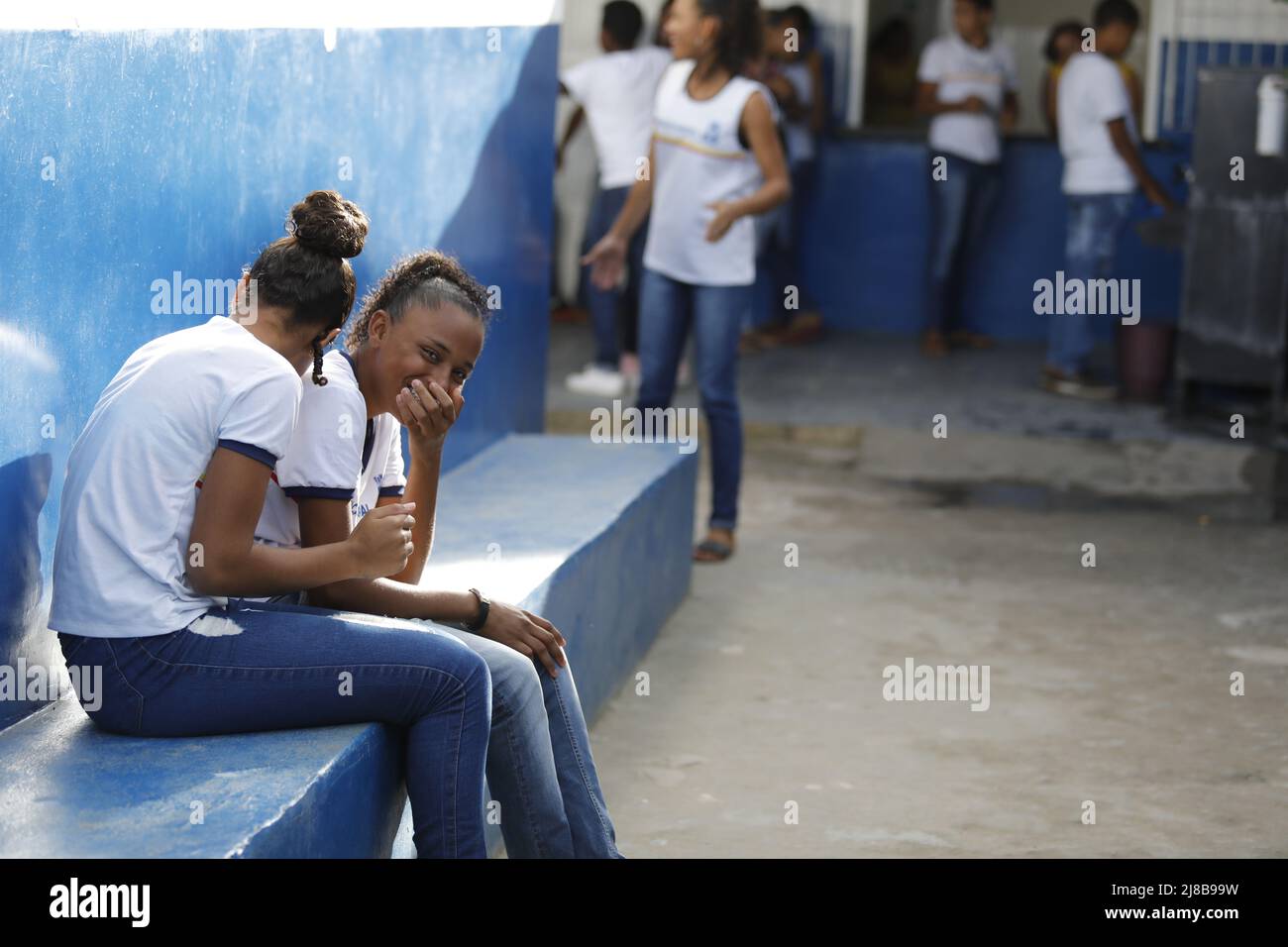 santo antonio de jesus, bahia, brasile - 7 agosto 2019: Gli studenti della scuola pubblica sono visti giocare a sport sulla corte della scuola. Foto Stock
