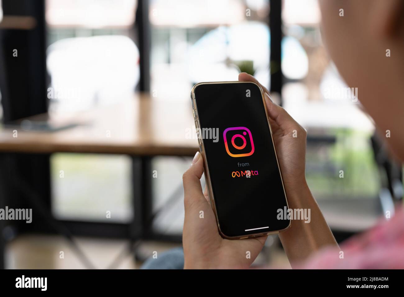 CHIANG mai, THAILANDIA - MAGGIO 14 2022: Donna che tiene iPhone 13 Pro Max con l'applicazione Instagram sullo schermo. Instagram è un popolare social online Foto Stock