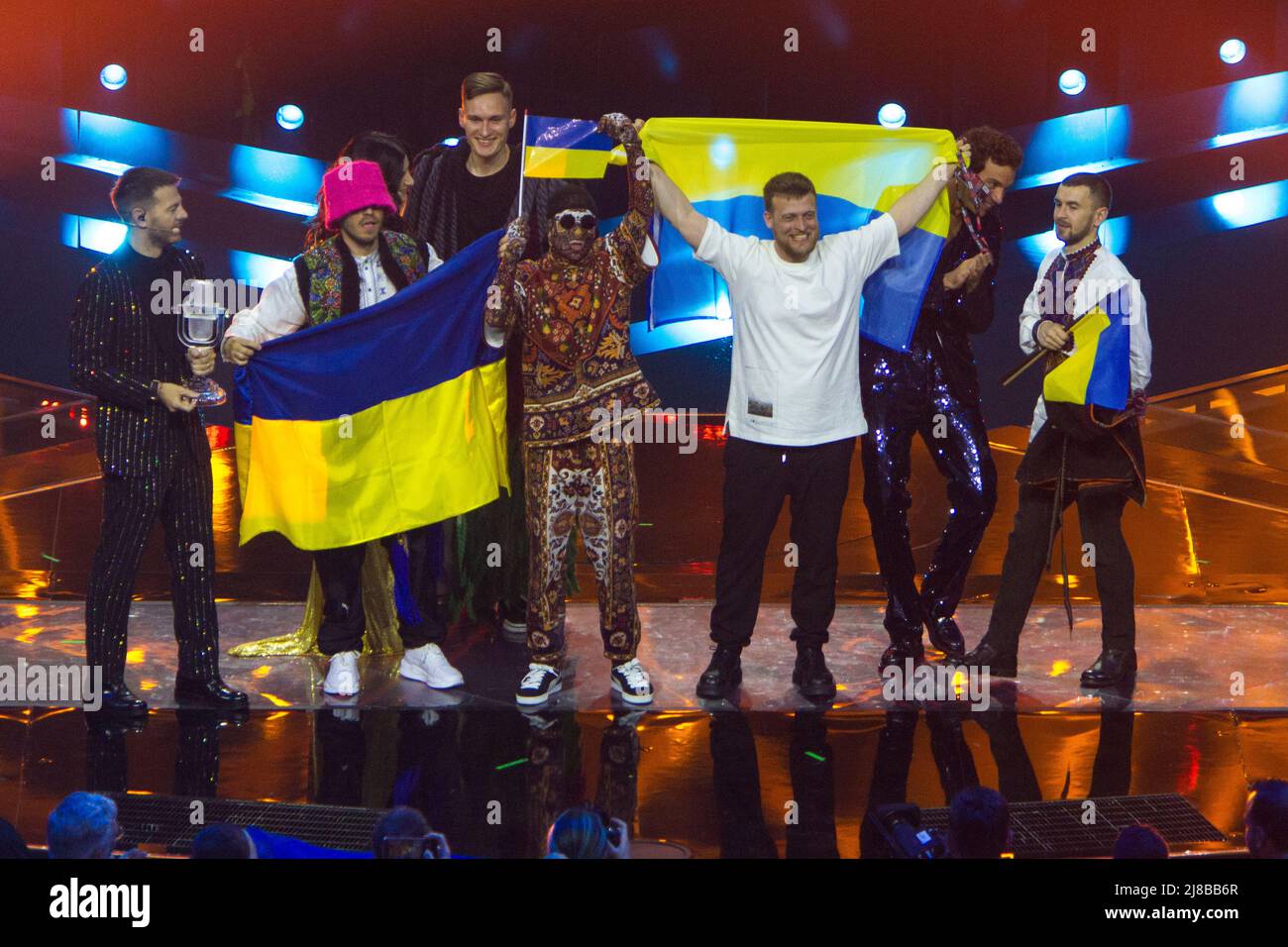 Torino, Italia. 15th maggio 2022. La band Ucraina Kalush Orchestra riceve il premio sul palco della finale del Concorso di canzoni di Eurovisione. Credit: Marco Destefanis / Alamy Live News Foto Stock