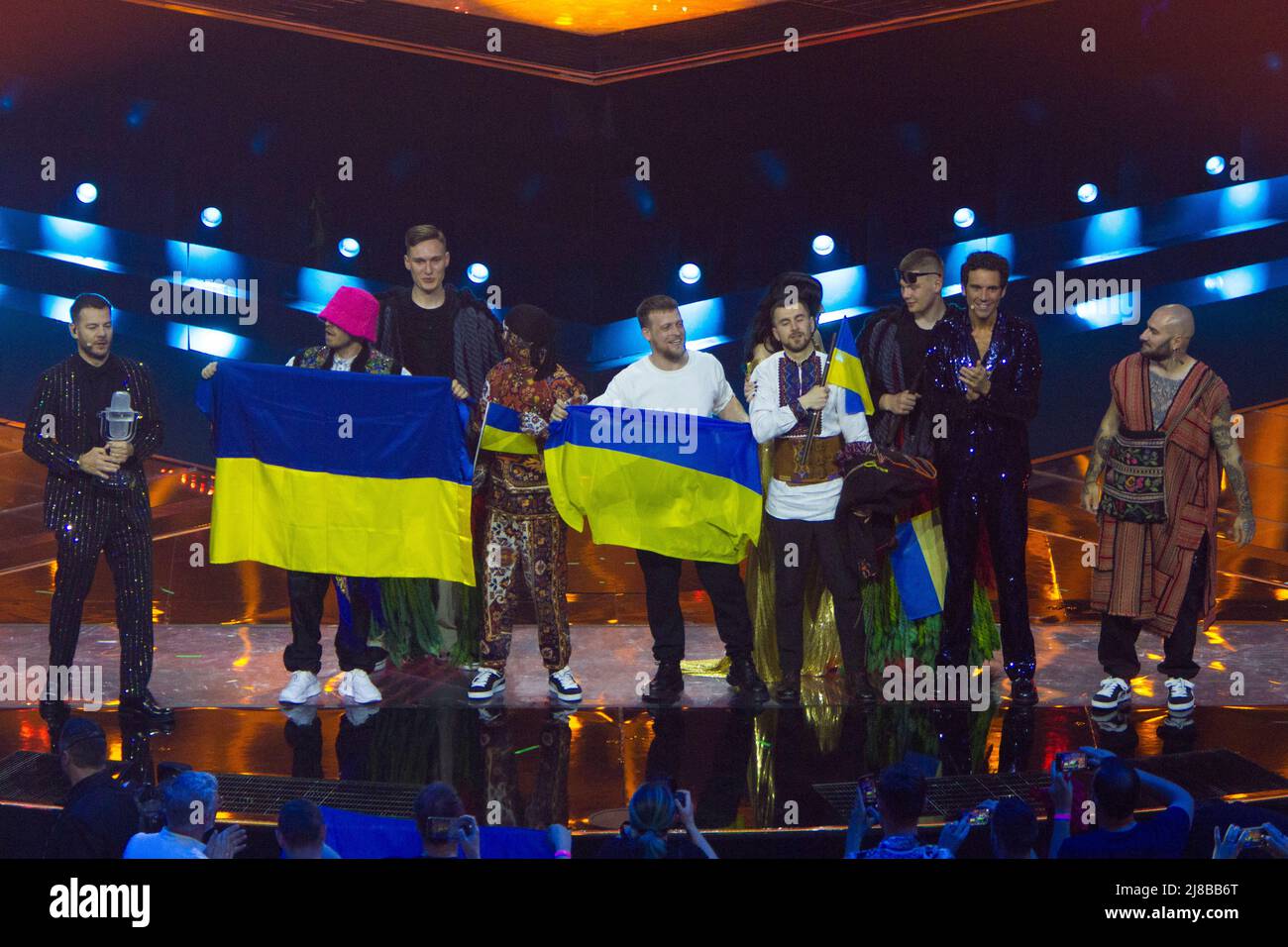 Torino, Italia. 15th maggio 2022. La band Ucraina Kalush Orchestra riceve il premio sul palco della finale del Concorso di canzoni di Eurovisione. Credit: Marco Destefanis / Alamy Live News Foto Stock