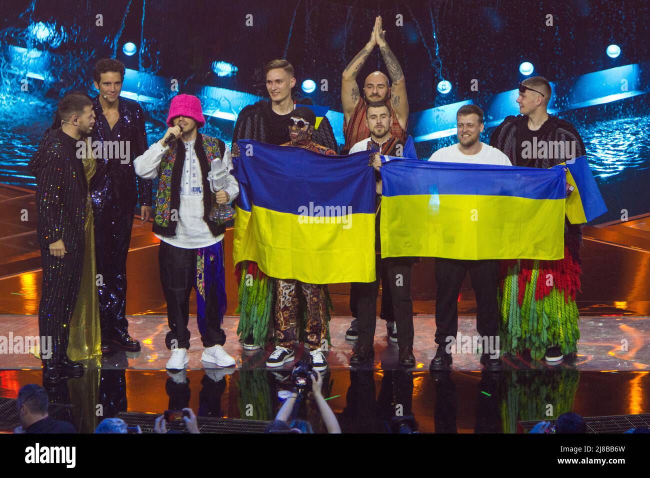 Torino, Italia. 15th maggio 2022. La band Ucraina Kalush Orchestra riceve il premio sul palco della finale del Concorso di canzoni di Eurovisione. Credit: Marco Destefanis / Alamy Live News Foto Stock