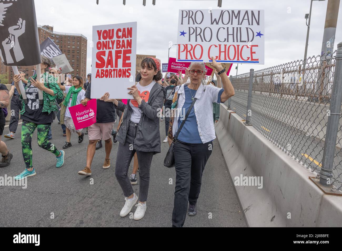 NEW YORK, N.Y. – 14 maggio 2022: I manifestanti dei diritti di aborto marciano attraverso il ponte di Brooklyn durante una manifestazione. Foto Stock