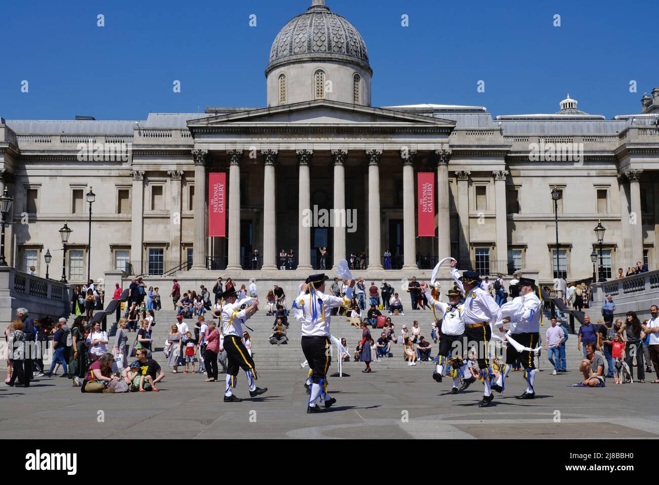 Londra, Regno Unito, 14th maggio 2022. Gli uomini Morris provenienti da tutta l'Inghilterra si esibiscono in stile tradizionale a Trafalgar Square, accompagnati da musica il giorno della danza di Westminster. I ballerini sono visti durante tutto il mese di maggio e di solito si svolgono durante festival come Whitsun e maggio giorno. Credit: Undicesima ora Fotografia/Alamy Live News Foto Stock