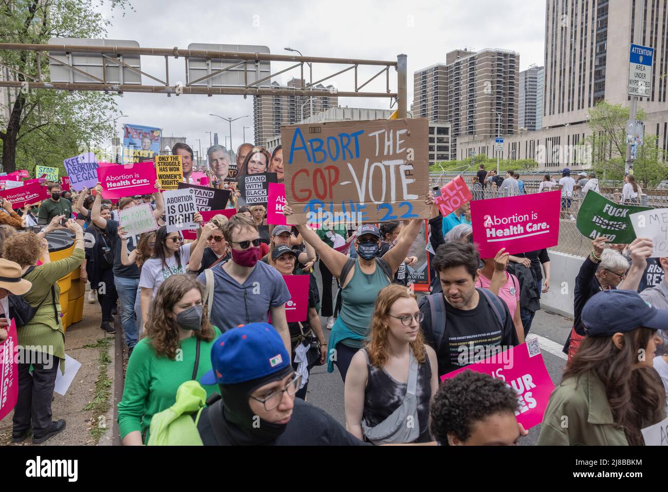 NEW YORK, N.Y. – 14 maggio 2022: I manifestanti dei diritti di aborto marciano attraverso il ponte di Brooklyn durante una manifestazione. Foto Stock