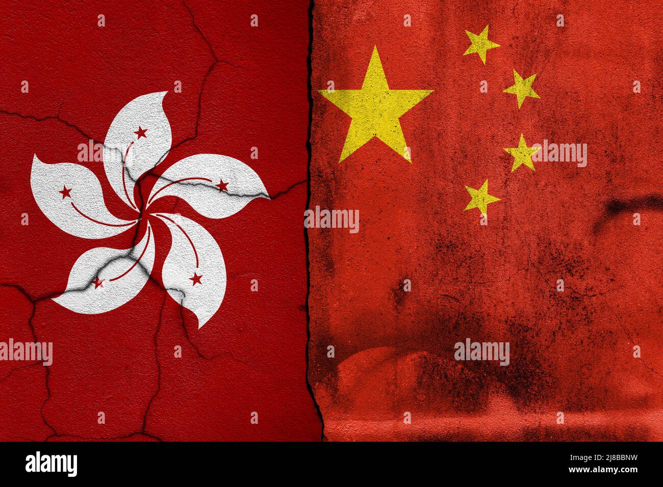 Muro di cemento rotto con bandiere cinesi dipinte contro le bandiere nazionali di Hong kong. Concetto di politica, conflitti economici. Foto Stock