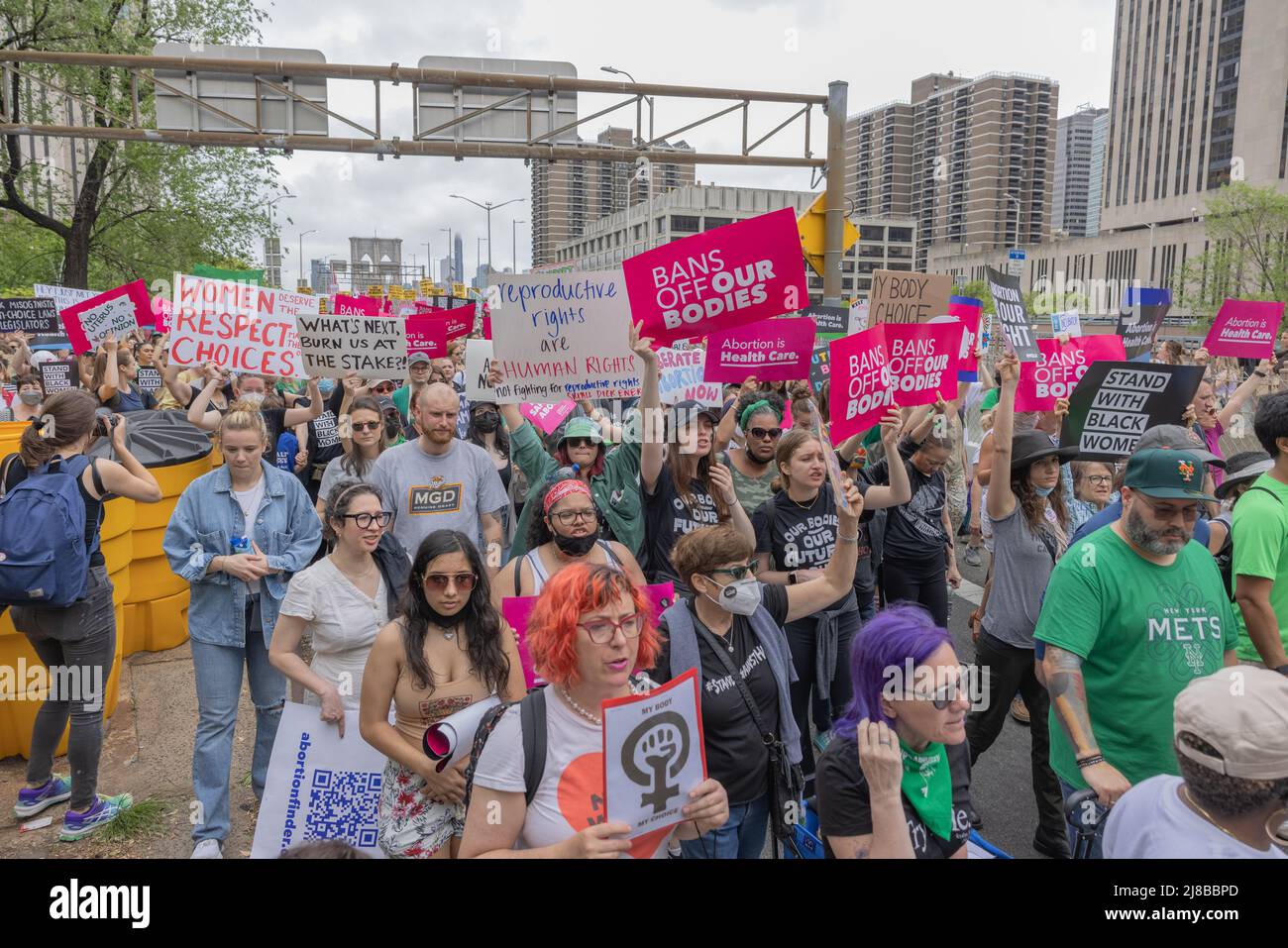 NEW YORK, N.Y. – 14 maggio 2022: I manifestanti dei diritti di aborto marciano attraverso il ponte di Brooklyn durante una manifestazione. Foto Stock