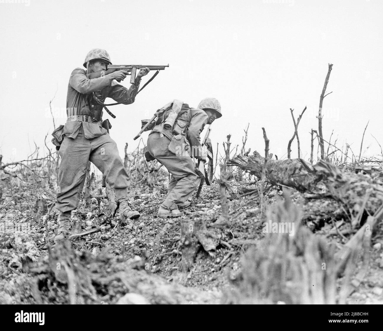 Marina degli Stati Uniti dal Battaglione 2nd, 1st Marines su Wana Ridge, Okinawa Foto Stock