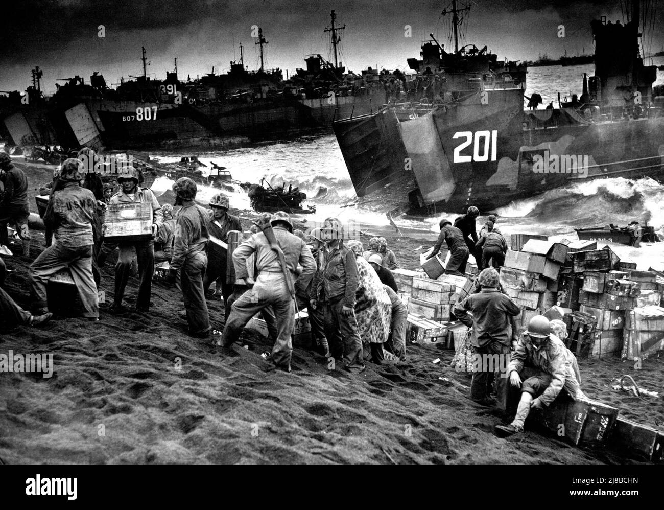 Marines sbarco forniture sulla spiaggia a Iwo Jima, seconda guerra mondiale. Foto Stock