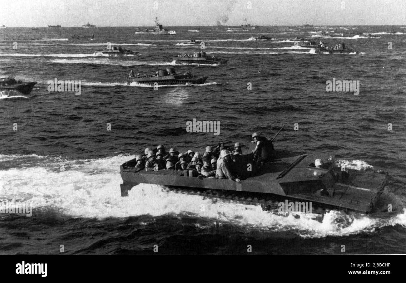 Marines in barca di atterraggio che si avvicina alla spiaggia a Iwo Jima, seconda guerra mondiale Foto Stock